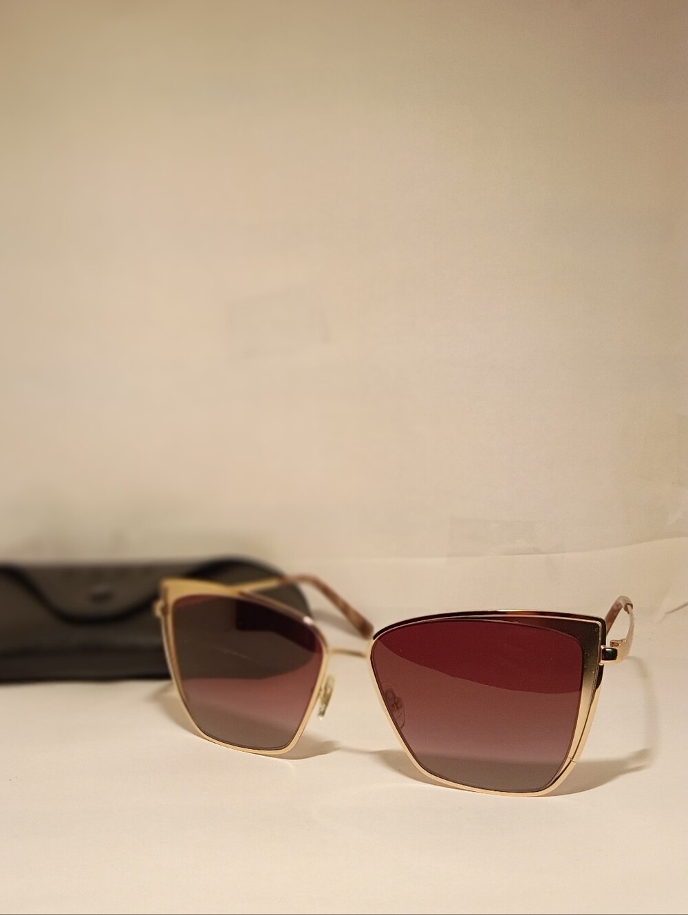 DIFF Becky Sunglasses with Case